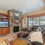 Ski-In Ski-Out 4Br W- Deck, Hot Tub, & Crib