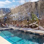 Walk To Ski, Stylish & Bright! Ground Floor, Hot Tub, Pool Condo