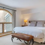 Riverside Condos C102 By Avantstay