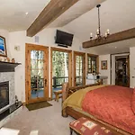 Aux Pied Des Pistes Holiday Home