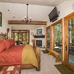 Aux Pied Des Pistes Holiday Home