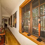 Aux Pied Des Pistes Holiday Home