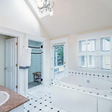 Sunshine Ski House - Sun-filled Family In Heart Of Town - Hot Tub