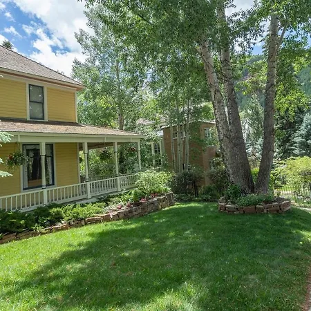 Sunshine Ski House - Sun-filled Family In Heart Of Town - Hot Tub Holiday home *