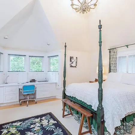 Holiday home Sunshine Ski House - Sun-filled Family In Heart Of Town - Hot Tub *