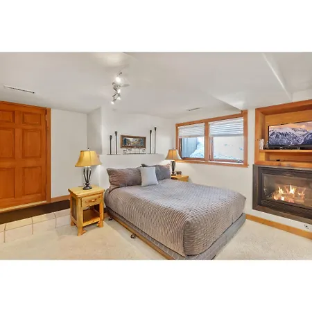 Twin 337 & 338 - Liftside And Hot Tubs Access Apartment
