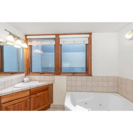 Twin 337 & 338 - Liftside And Hot Tubs Access