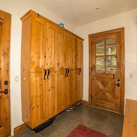 Aux Pied Des Pistes Holiday Holiday home Telluride