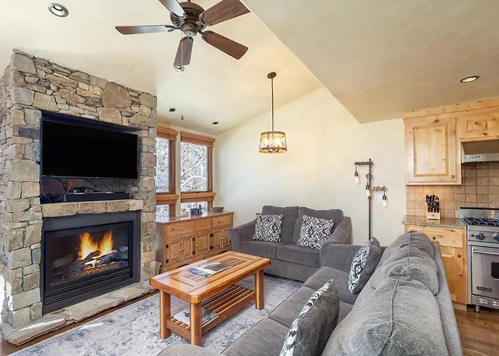 Lodge Life! Walk Or Shuttle To Lifts - Fireplace, Hot Tub Condo