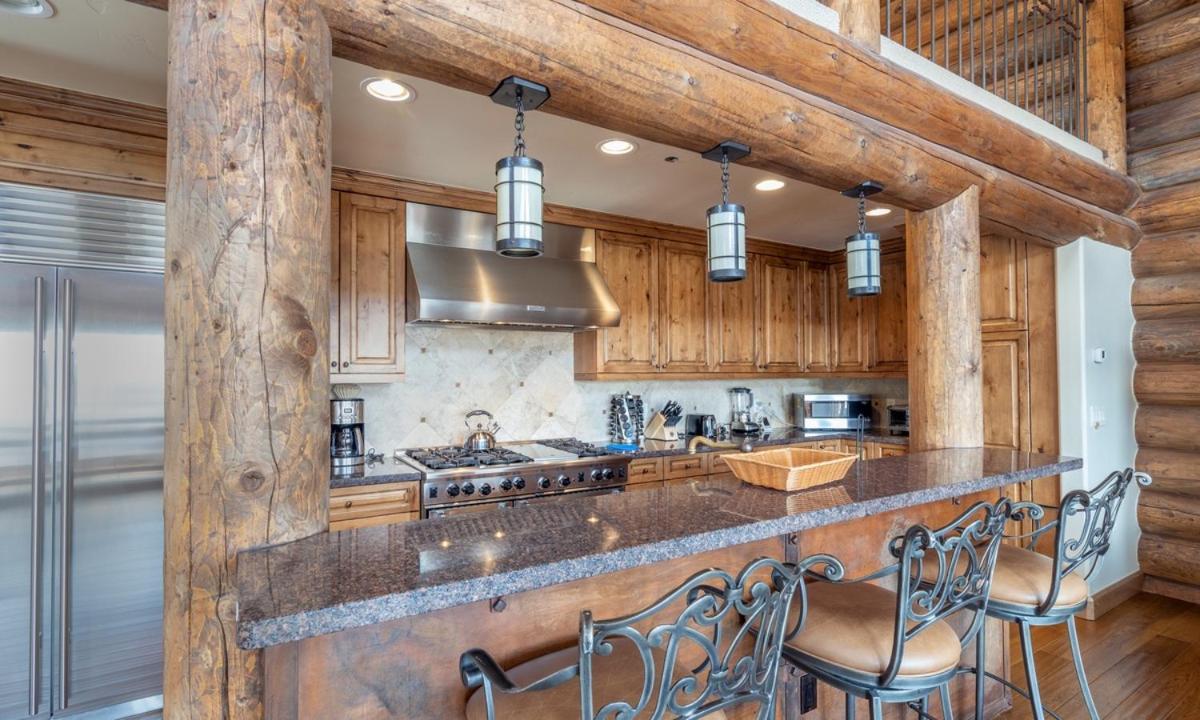 On Sundance 122 - Pine Palace