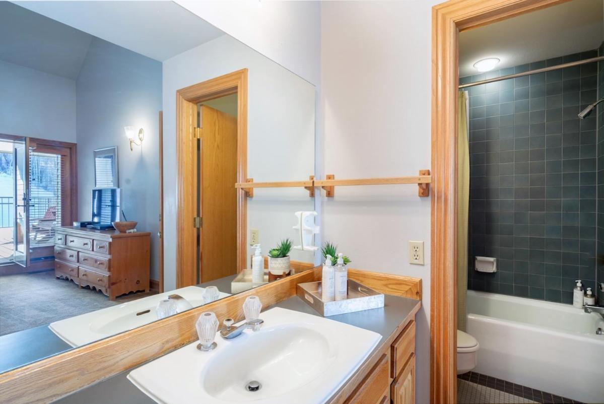 In Out Lift 7! Deck, Hot Tub, Garage Parking Apartment *