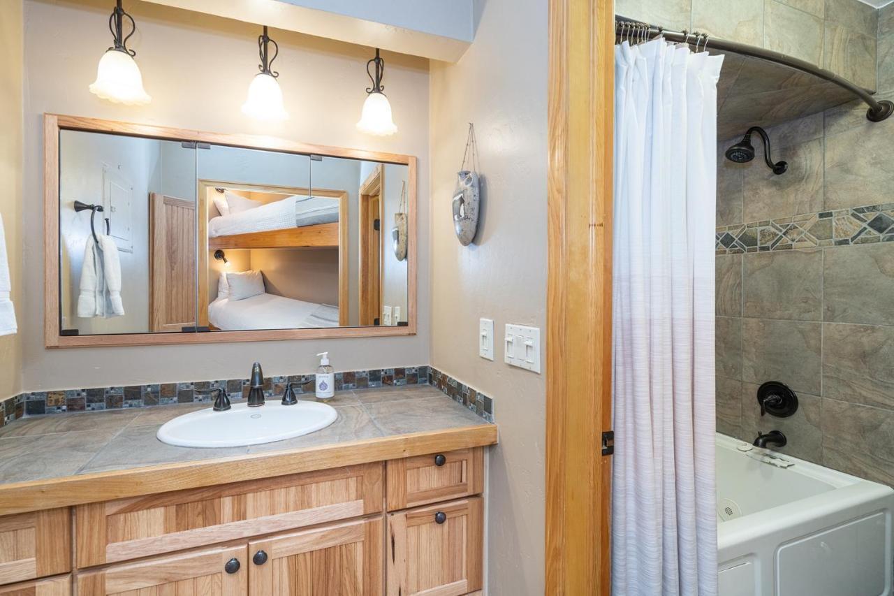 Walk To Ski! Bay Window View Of River & Mountain Apartment *