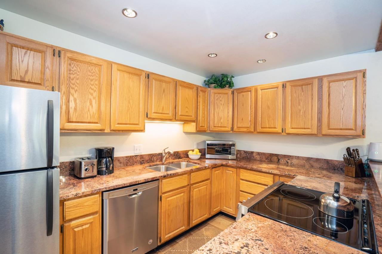 Riverside Dream! Quiet Spot W Deck, 5 Min Walk To Gondola & Main St, Apartment