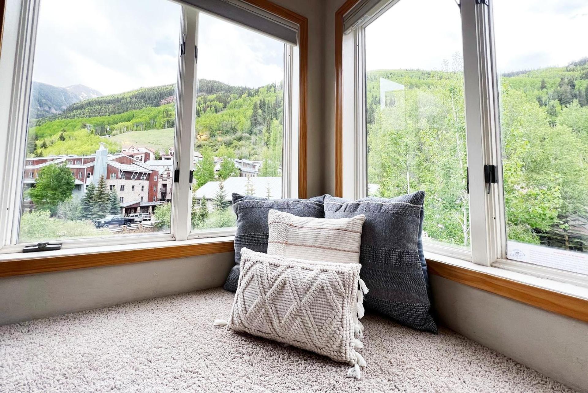 Walk To Ski! Bay Window View Of River & Mountain Apartment Telluride