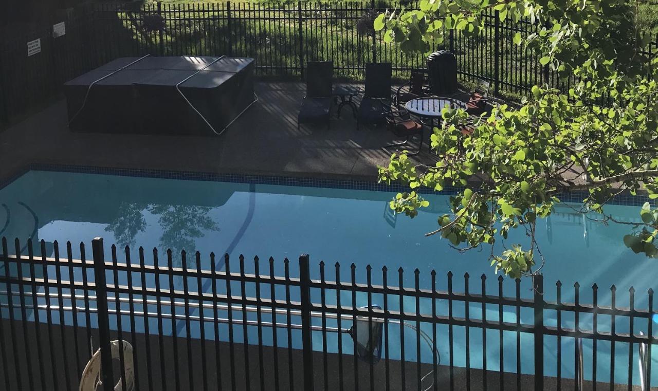 Sunny Condo, Box Canyon Views, Pool & Hot Tub Telluride