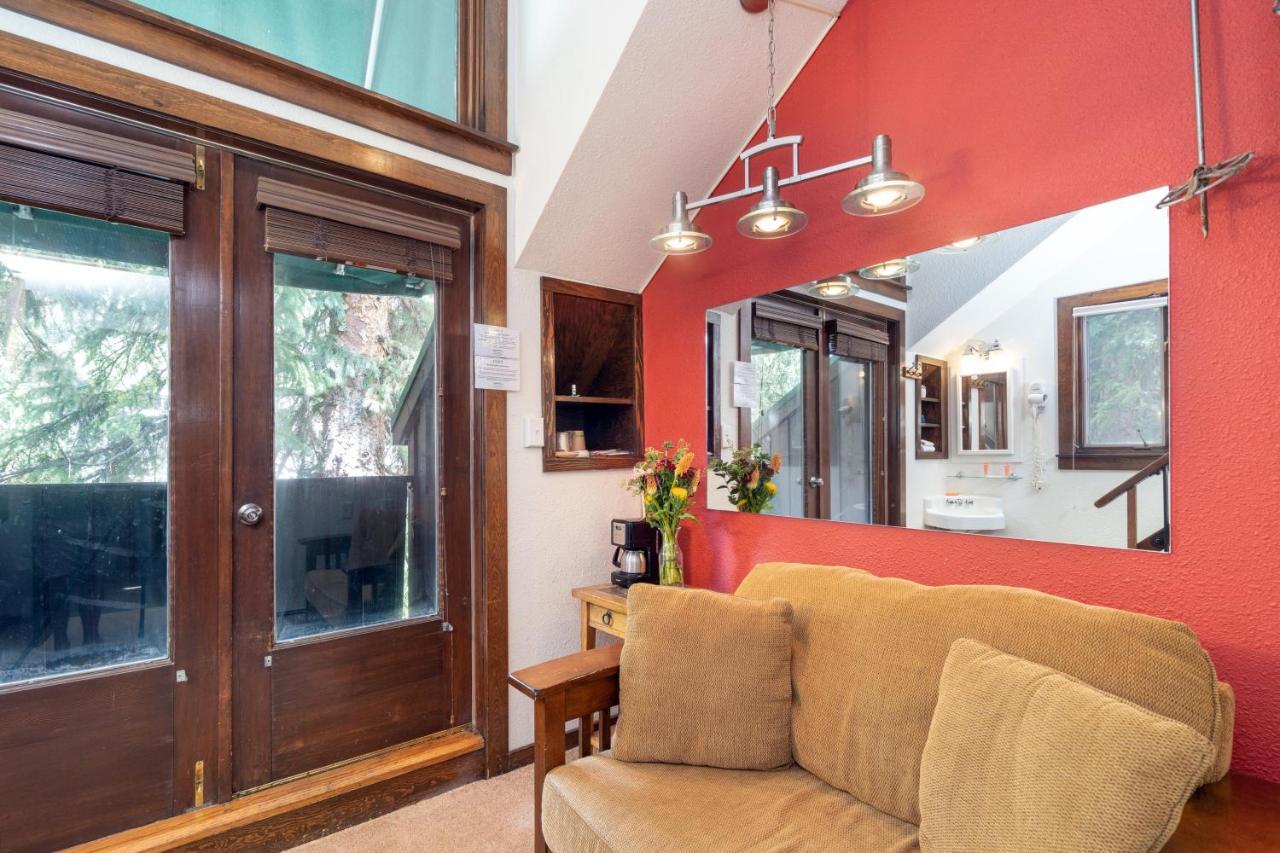 Manitou 11 By Alpine Lodge