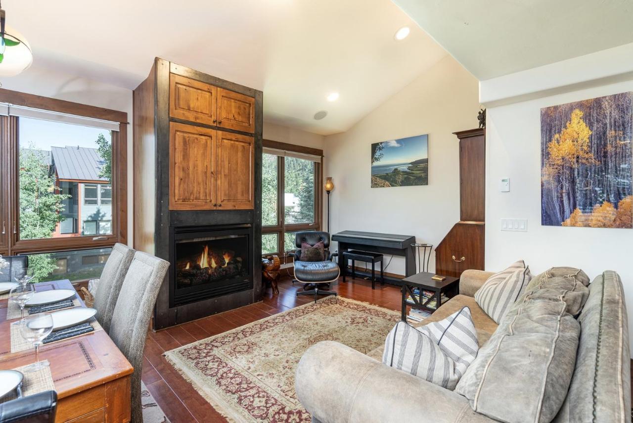 Walk To Festivals! Windows, Fireplace, Hot Tub Apartment