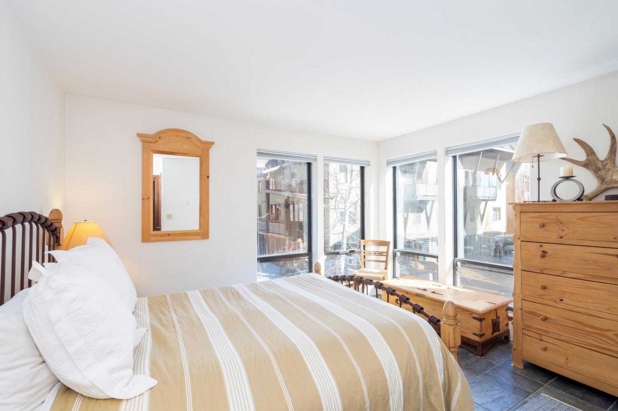 With Great Access And Heated Garage Holiday home *