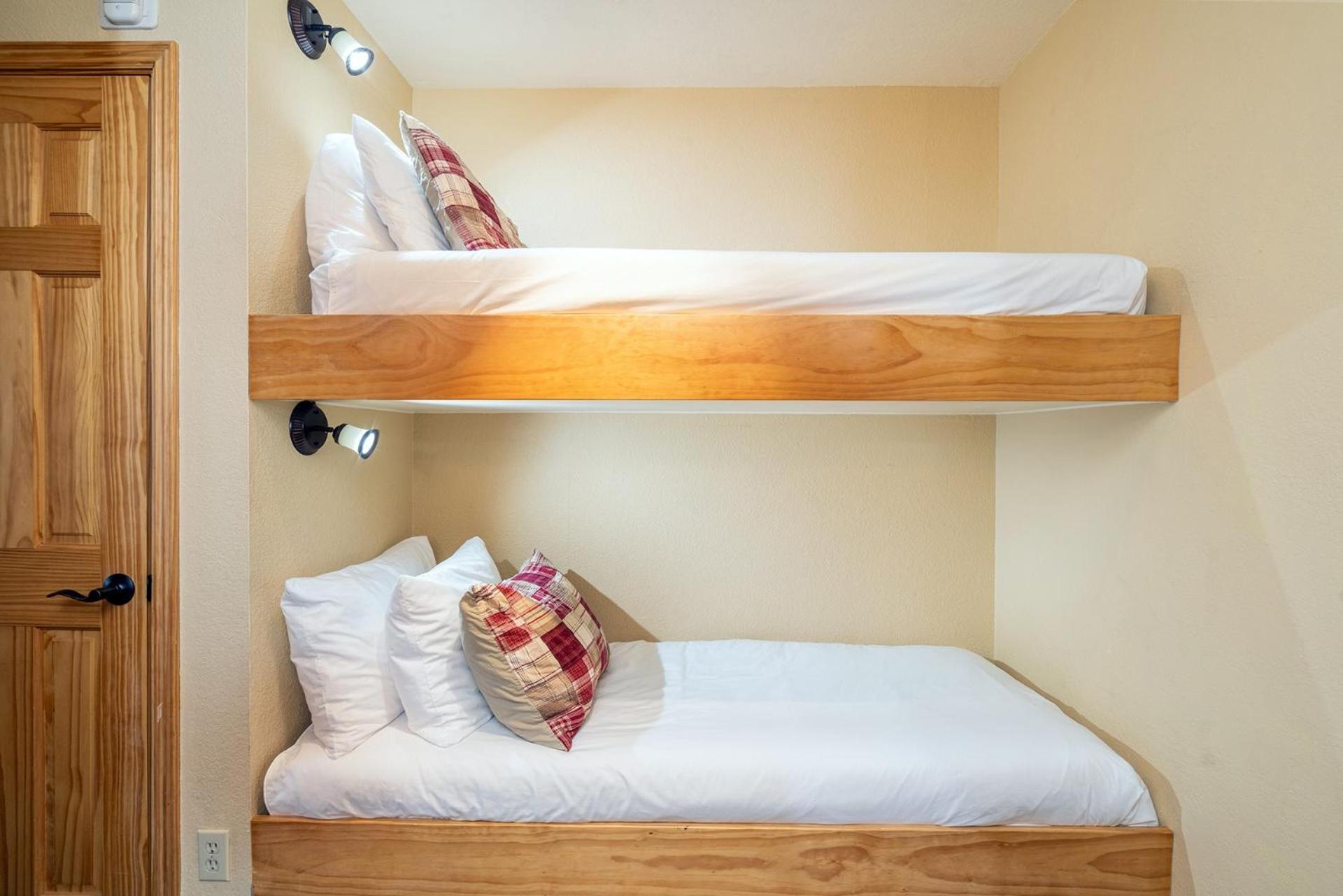 Riverfront, Blocks To - Mtn Views, Hot Tub At Viking 217 Apartment *