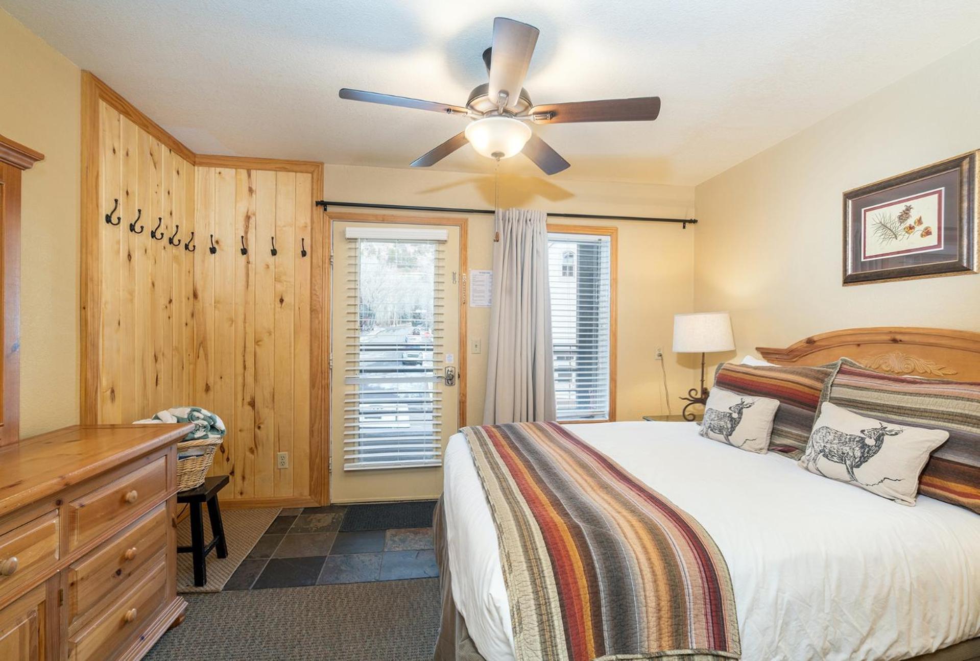 Riverfront, Blocks To - Mtn Views, Hot Tub At Viking 217 Apartment