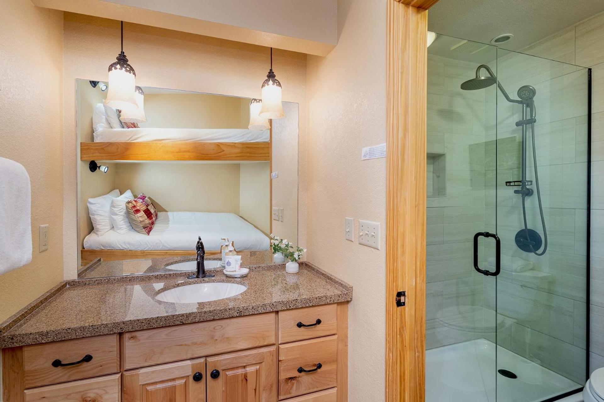 Riverfront, Blocks To - Mtn Views, Hot Tub At Viking 217