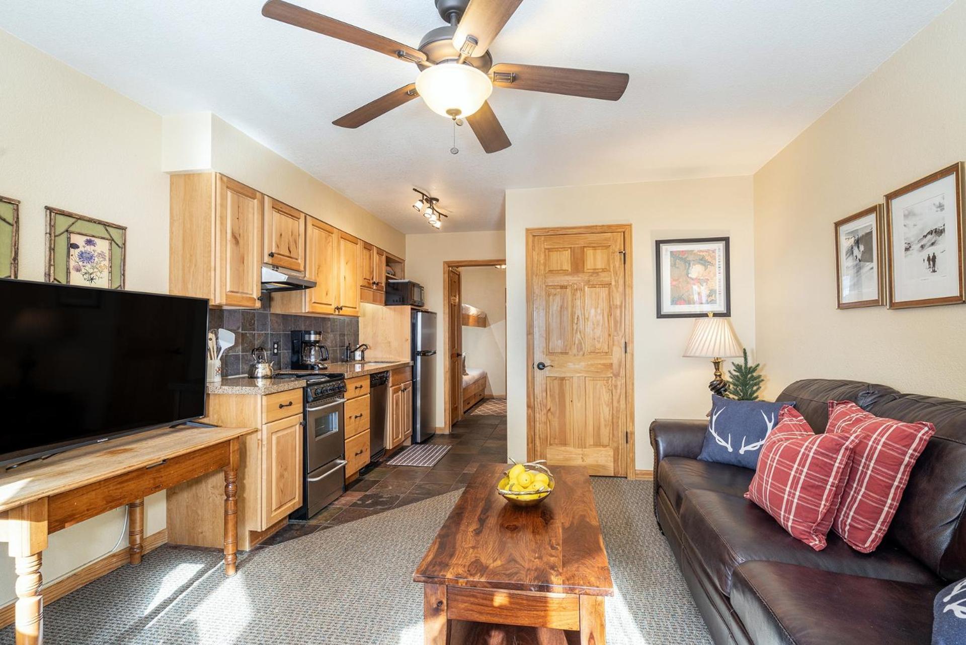 Riverfront, Blocks To - Mtn Views, Hot Tub At Viking 217 Apartment *