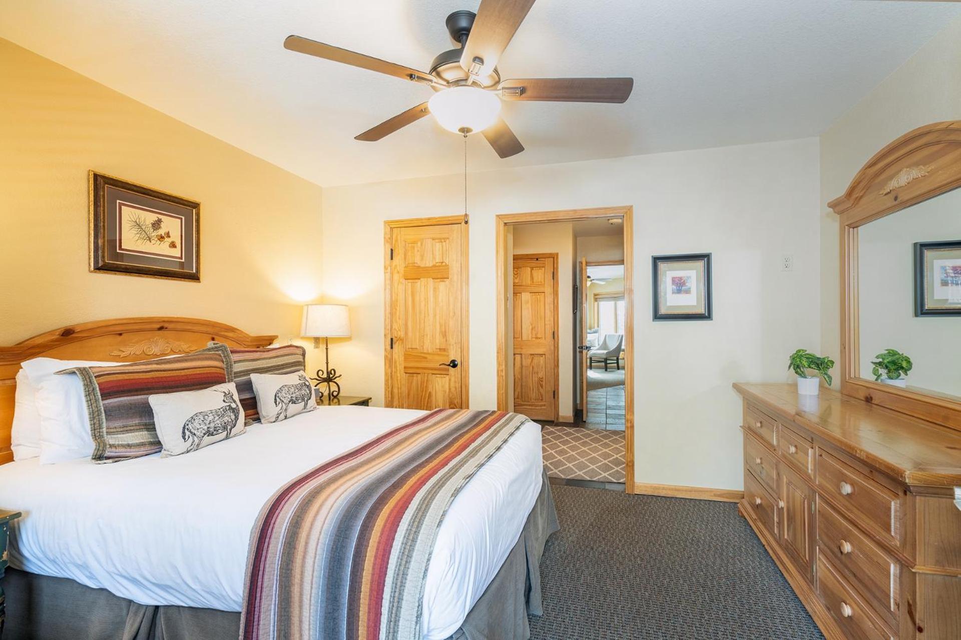 Riverfront, Blocks To - Mtn Views, Hot Tub At Viking 217 Apartment