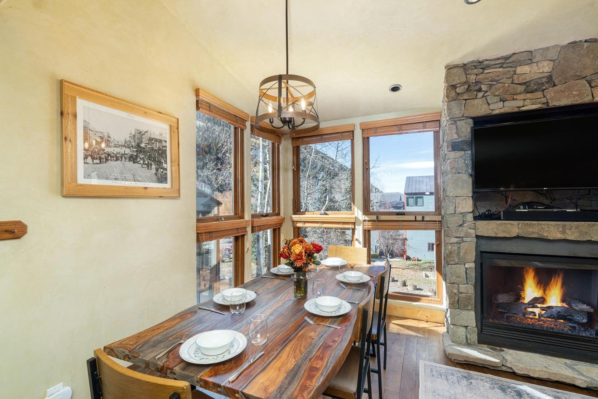 Life! Walk Or Shuttle To Lifts - Fireplace, Hot Tub Apartment *