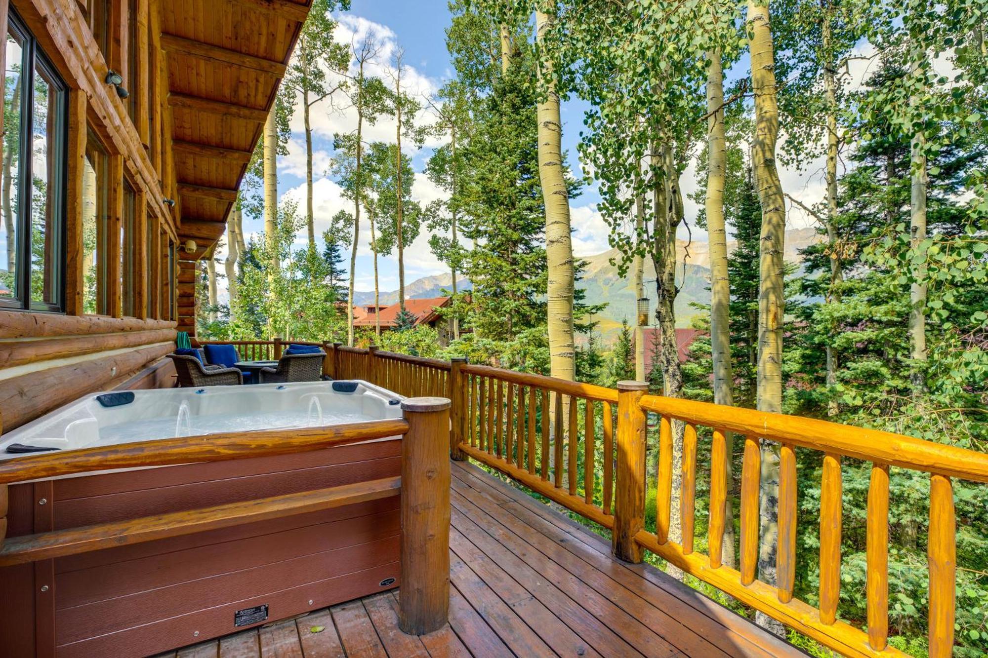 Holiday home Ski-inandski-out With Deck And Hot Tub!