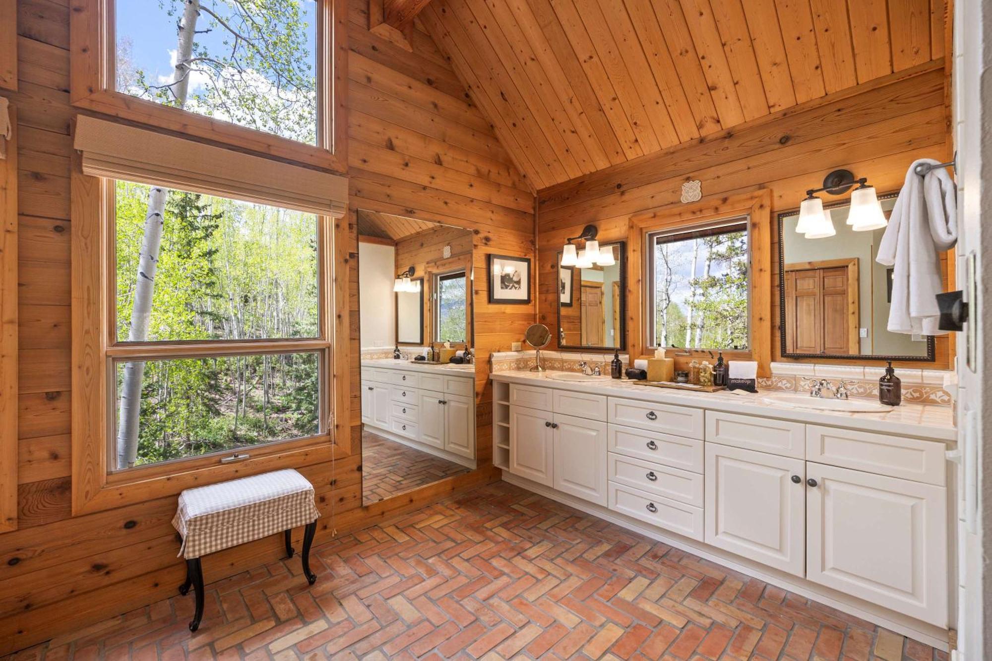 Luxury Mountain Retreat With Hot Tub And Views Holiday home