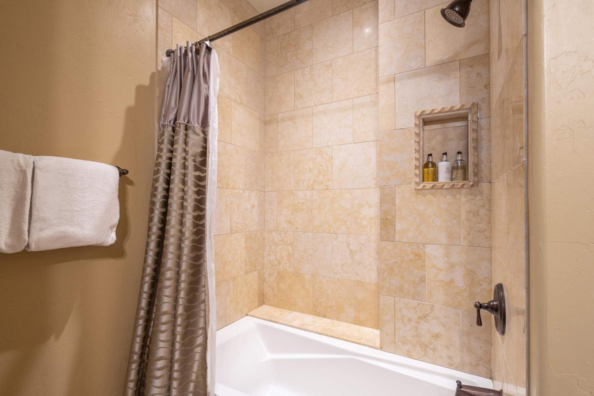 Ski-in Ski-out 4br W- Deck, Hot Tub, & Crib *