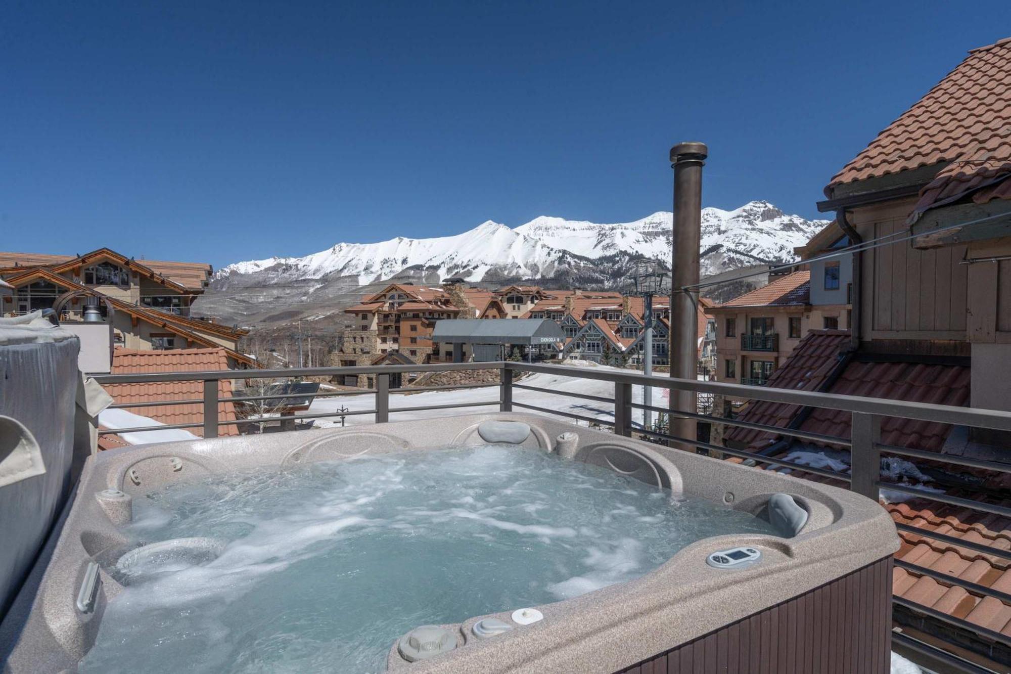 In Out With Hot Tub And Mountain View