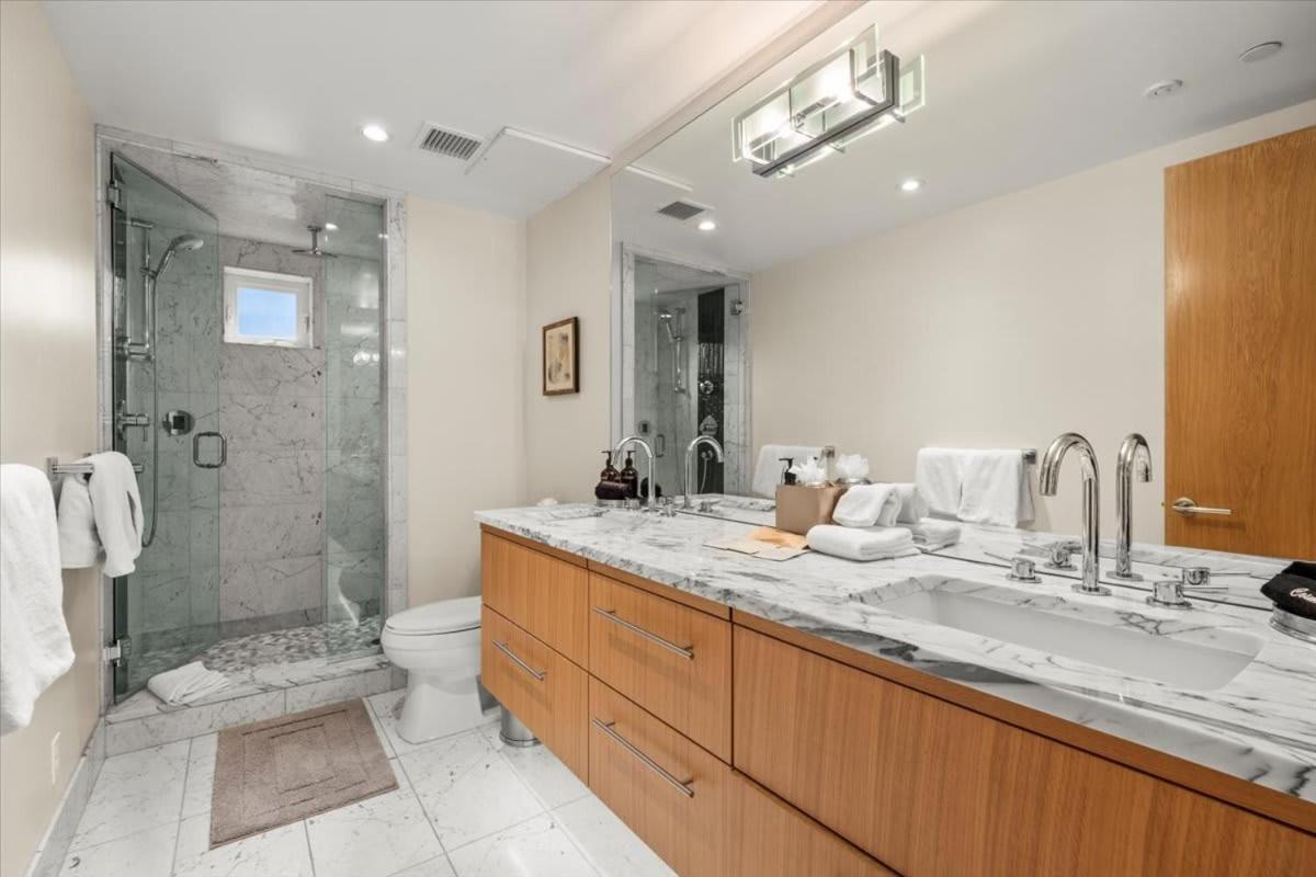 Downtown Luxury Retreat Private Hot Tub Holiday home