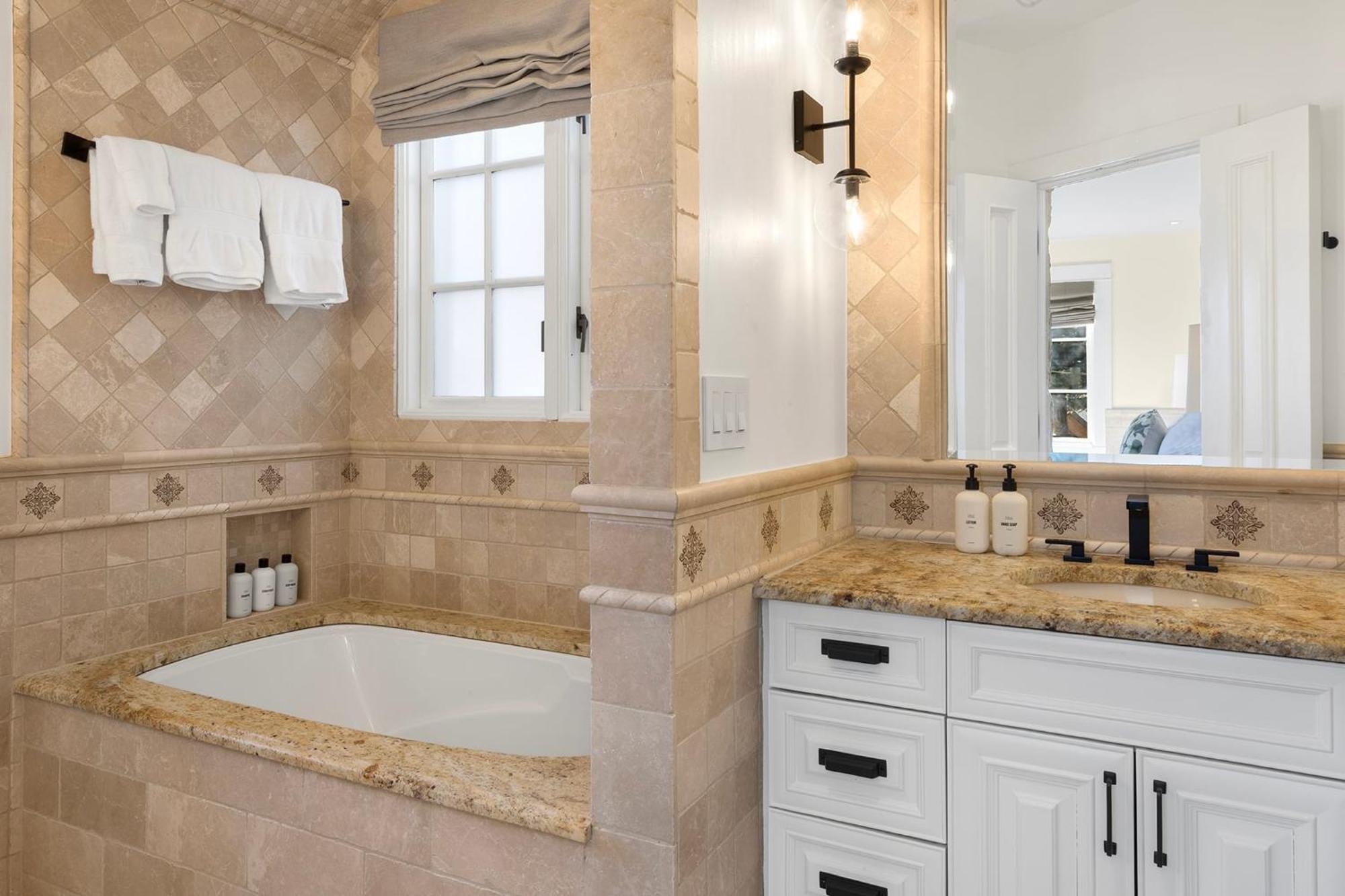 Holiday home New! Chic European Style Cabin, Short Walk To