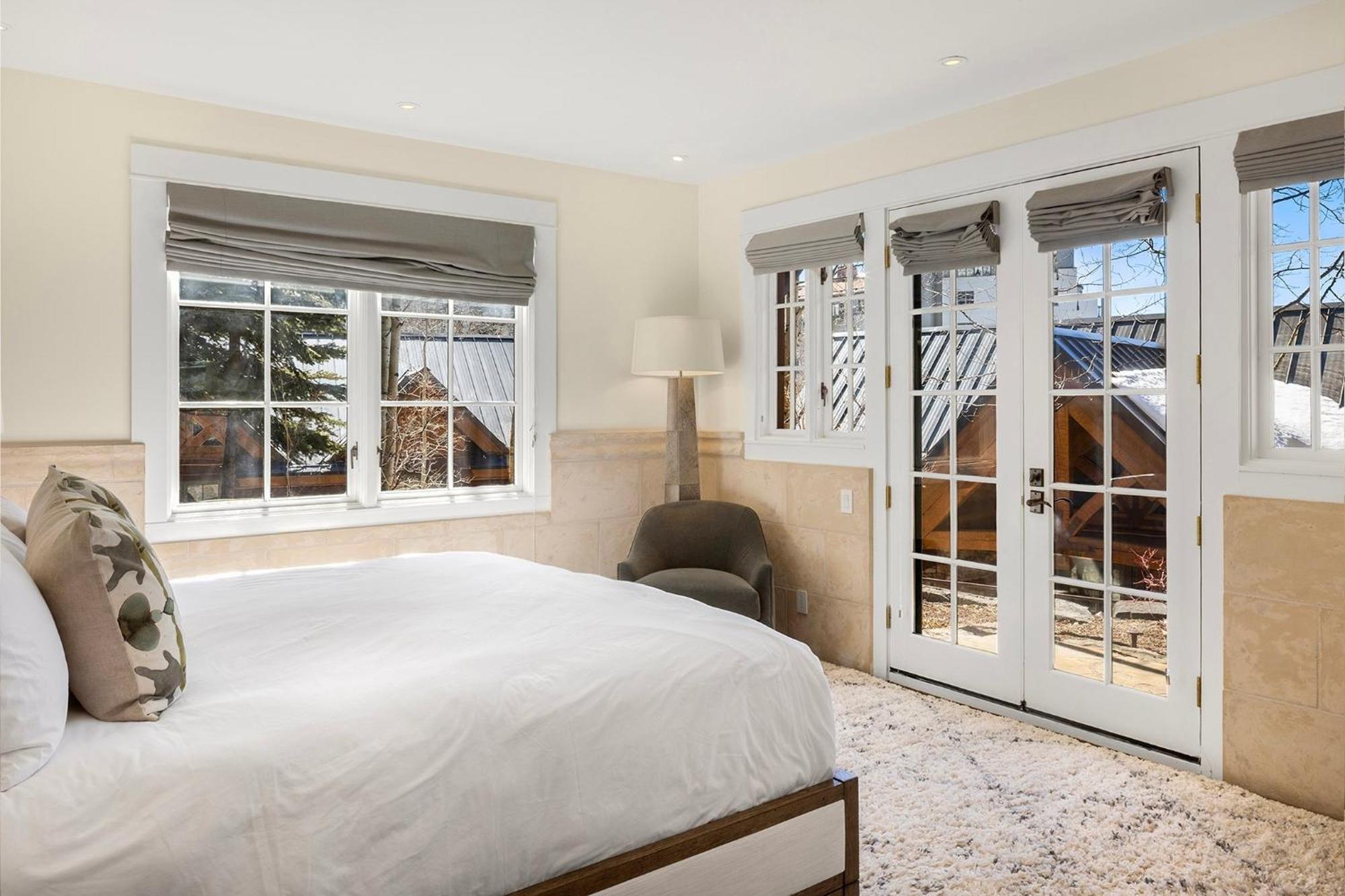 New! Chic European Style Cabin, Short Walk To Holiday home