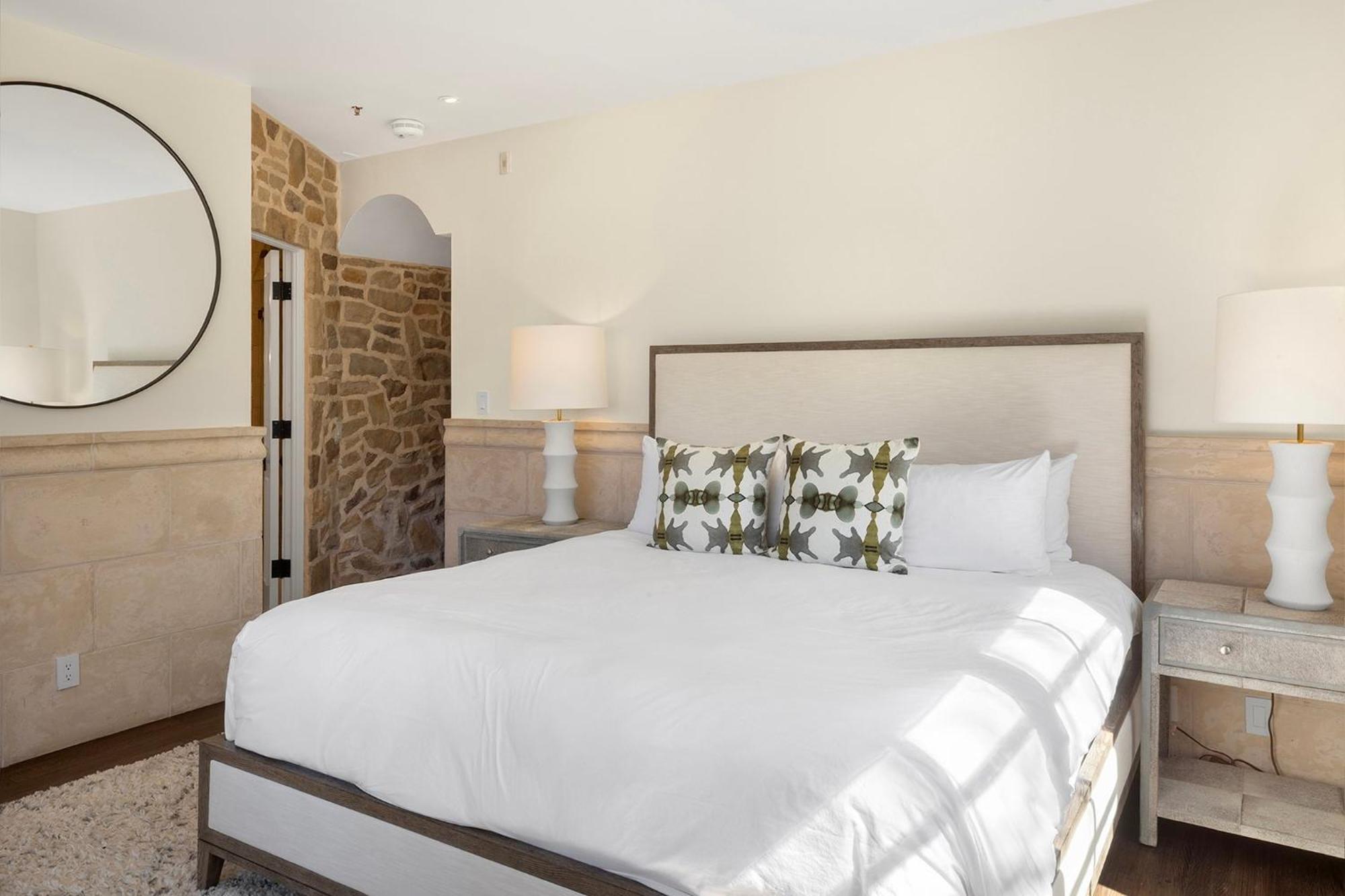 New! Chic European Style Cabin, Short Walk To Holiday home