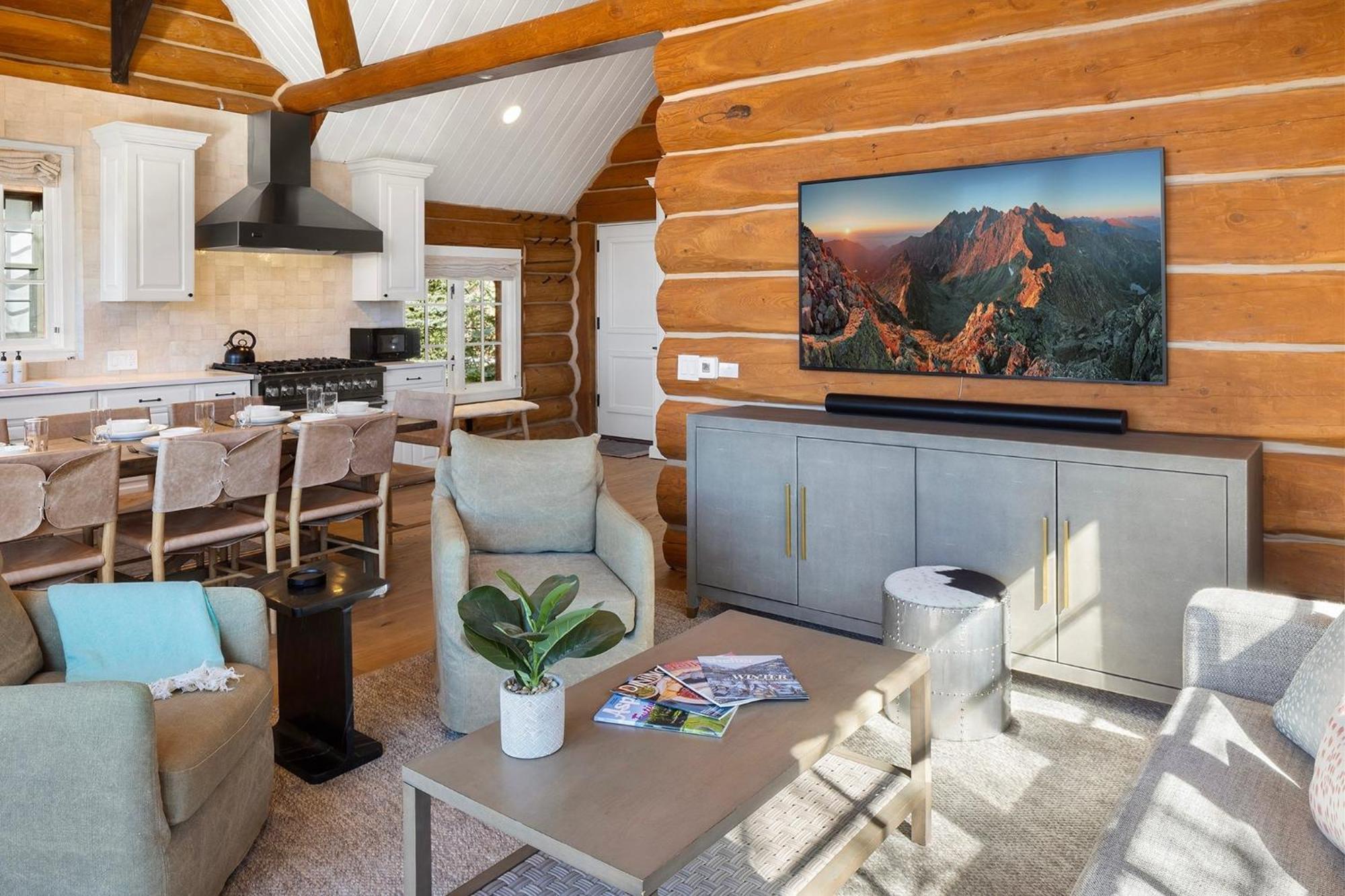 New! Chic European Style Cabin, Short Walk To Holiday home