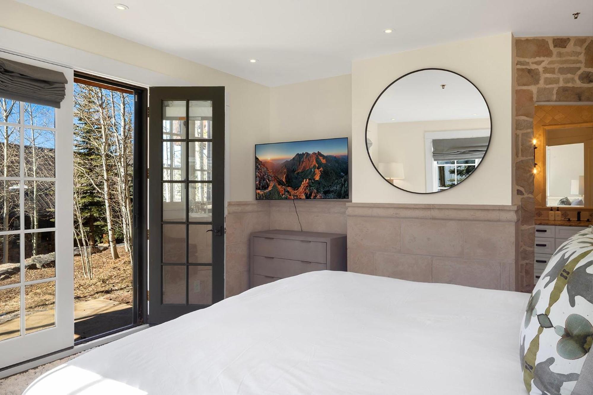 New! Chic European Style Cabin, Short Walk To *