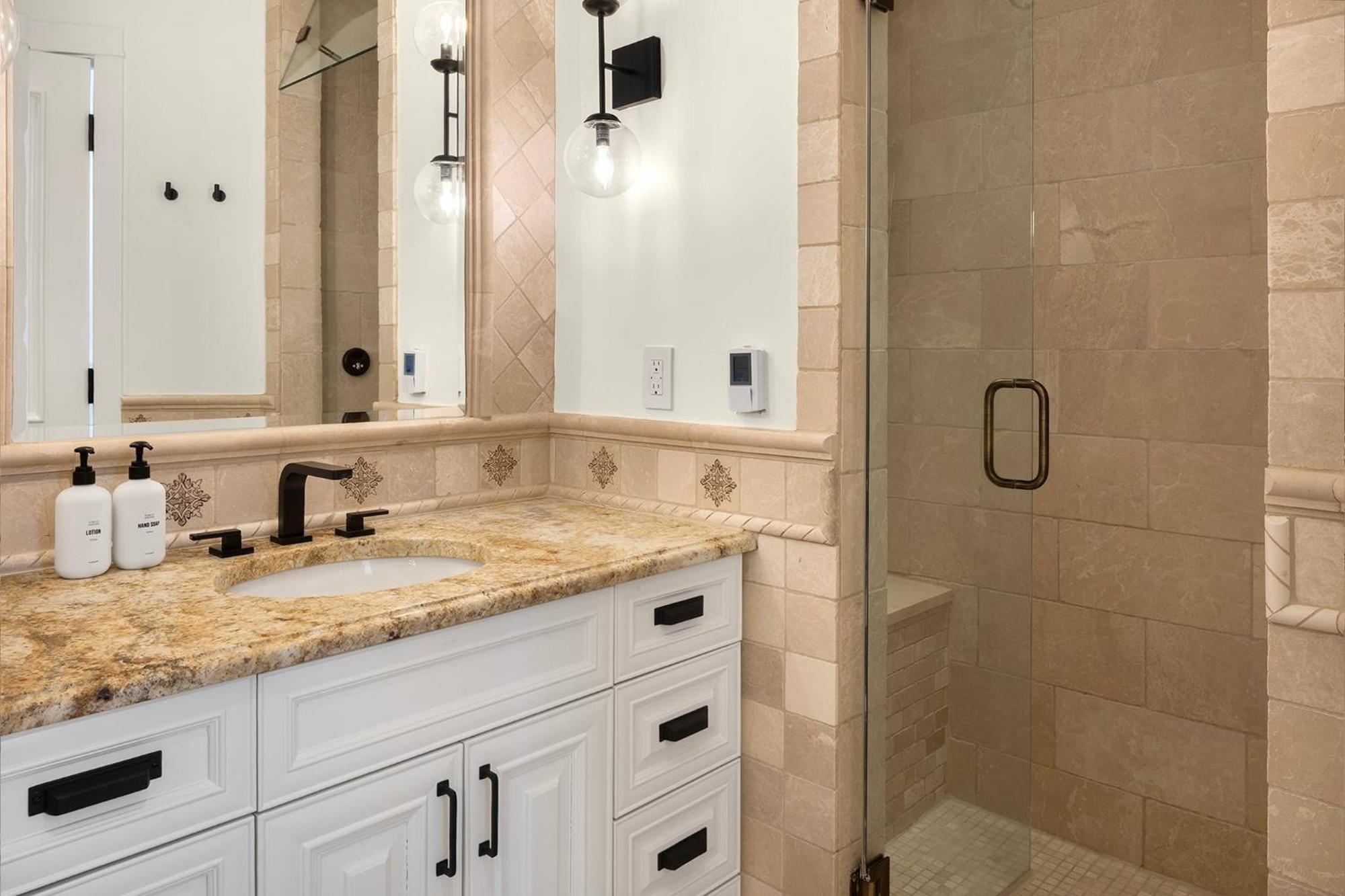 Holiday home New! Chic European Style Cabin, Short Walk To