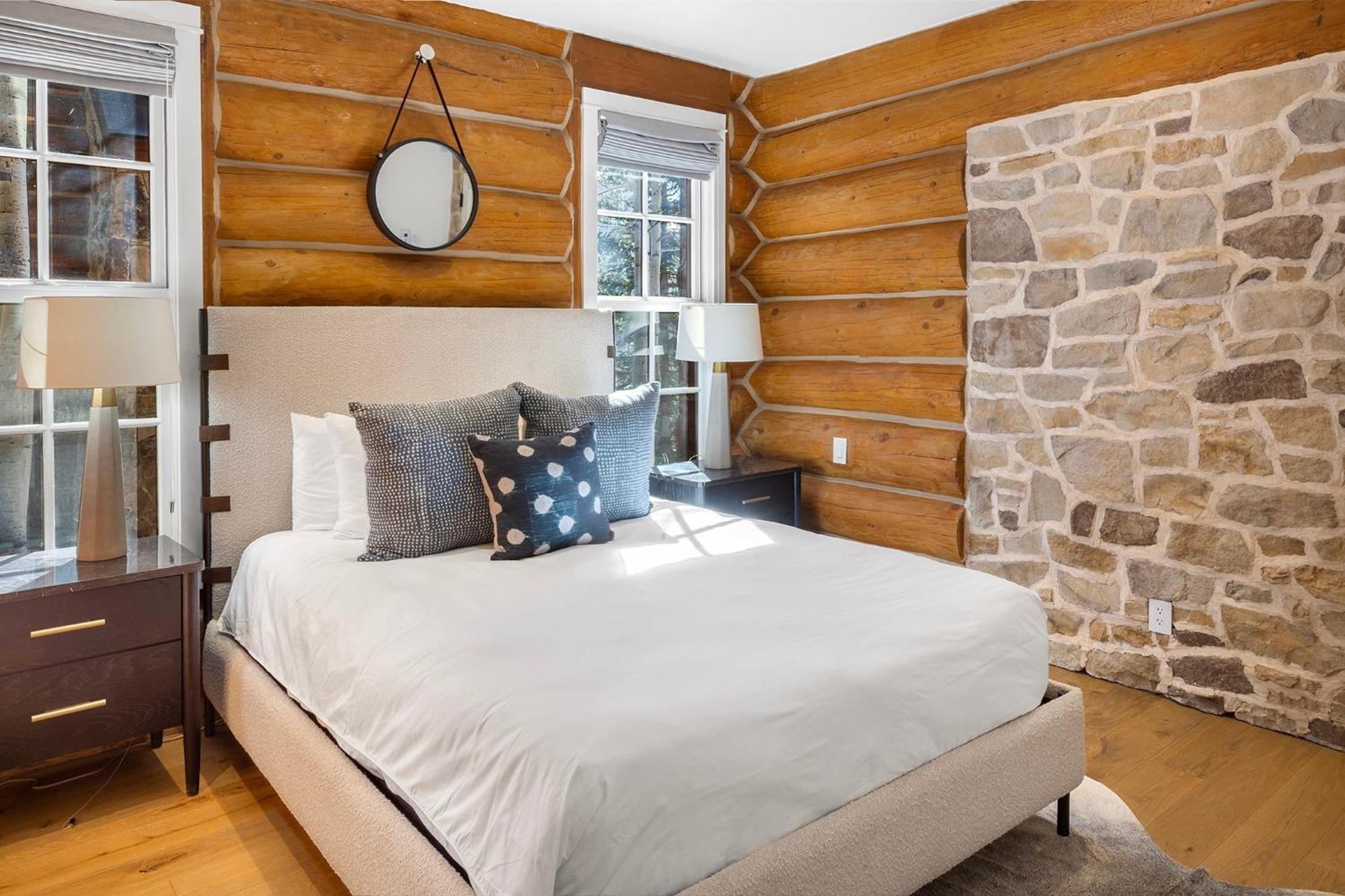 New! Chic European Style Cabin, Short Walk To Holiday home