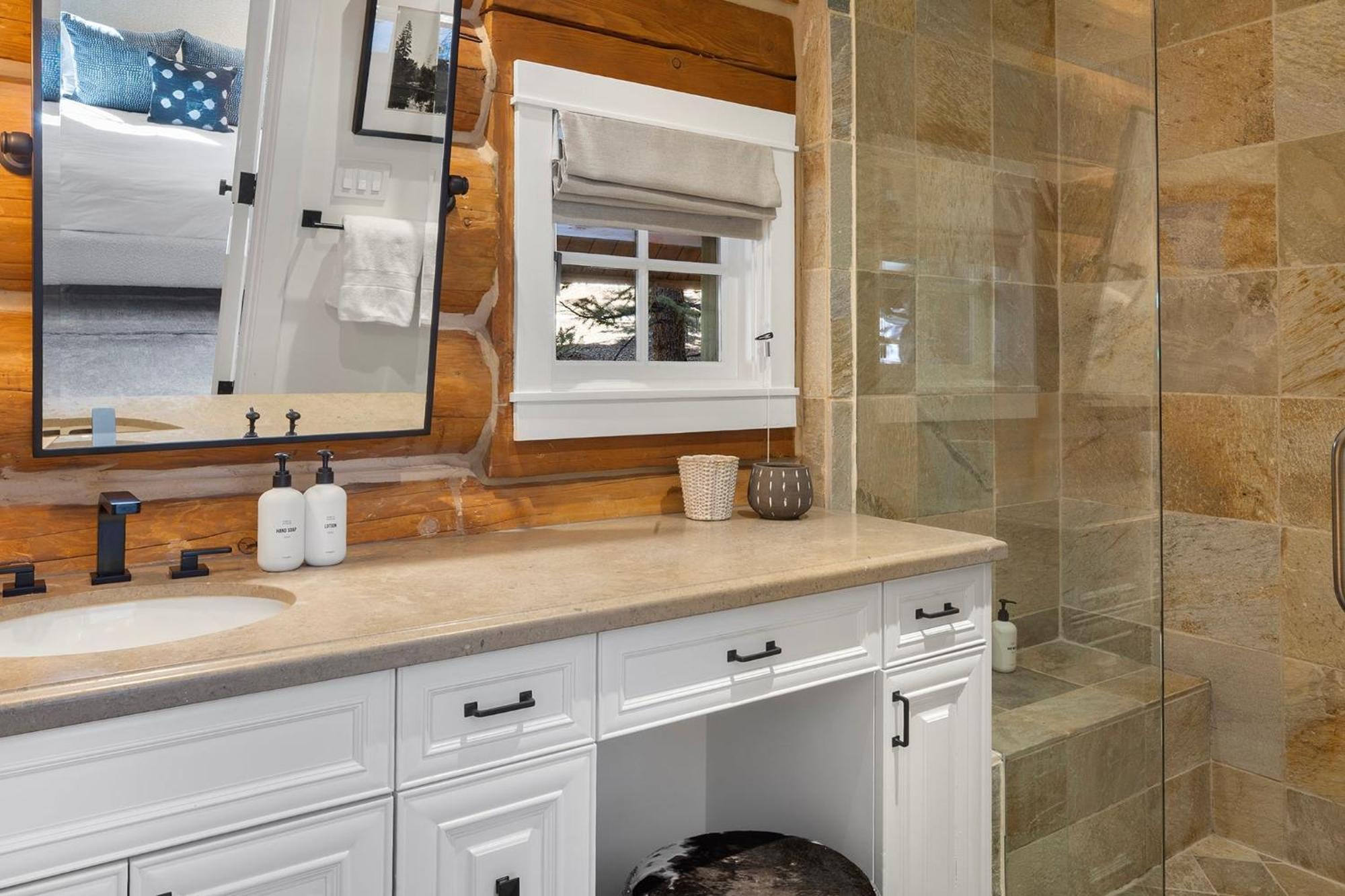 Holiday home New! Chic European Style Cabin, Short Walk To Telluride