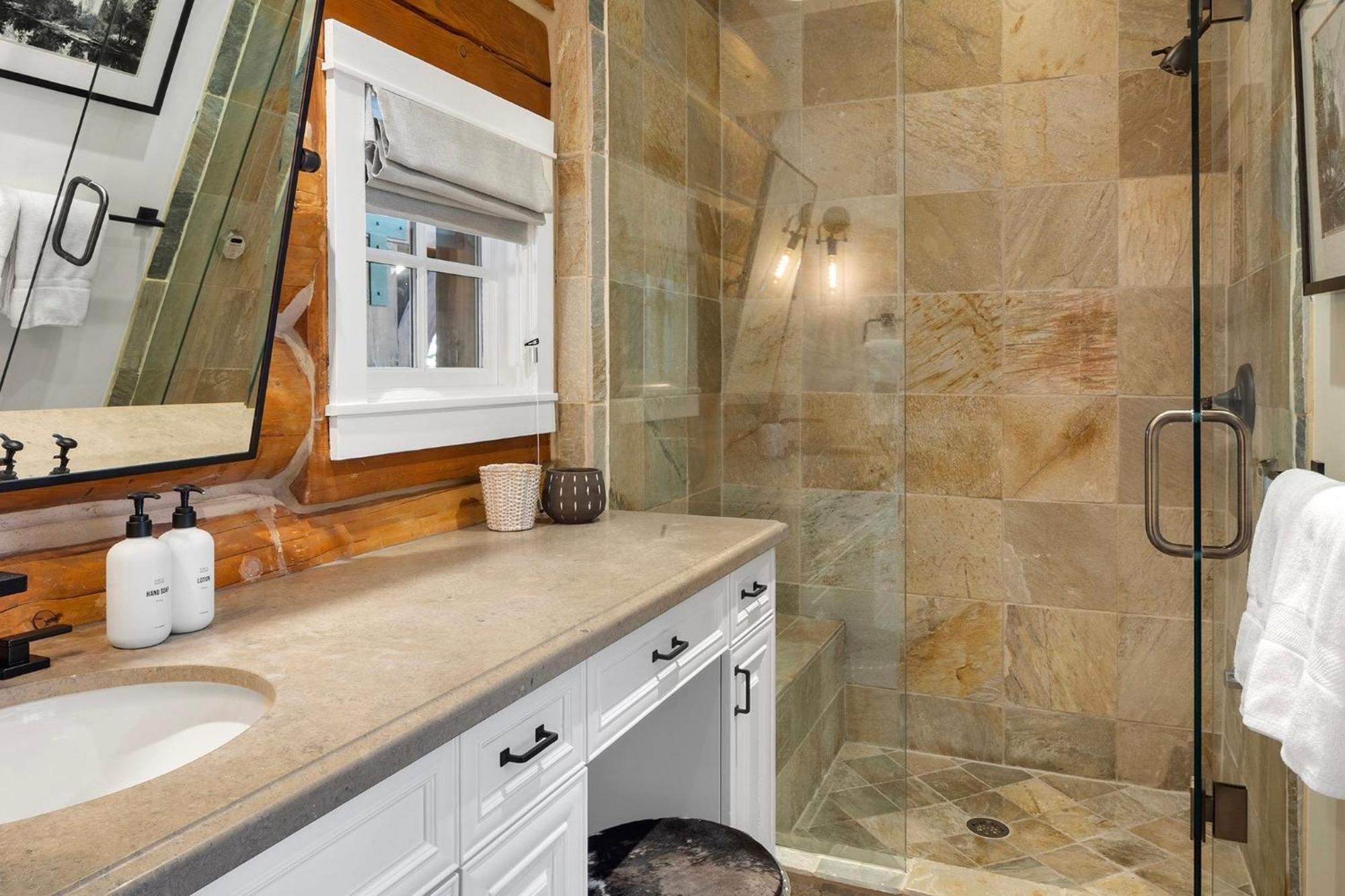 New! Chic European Style Cabin, Short Walk To Holiday home Telluride