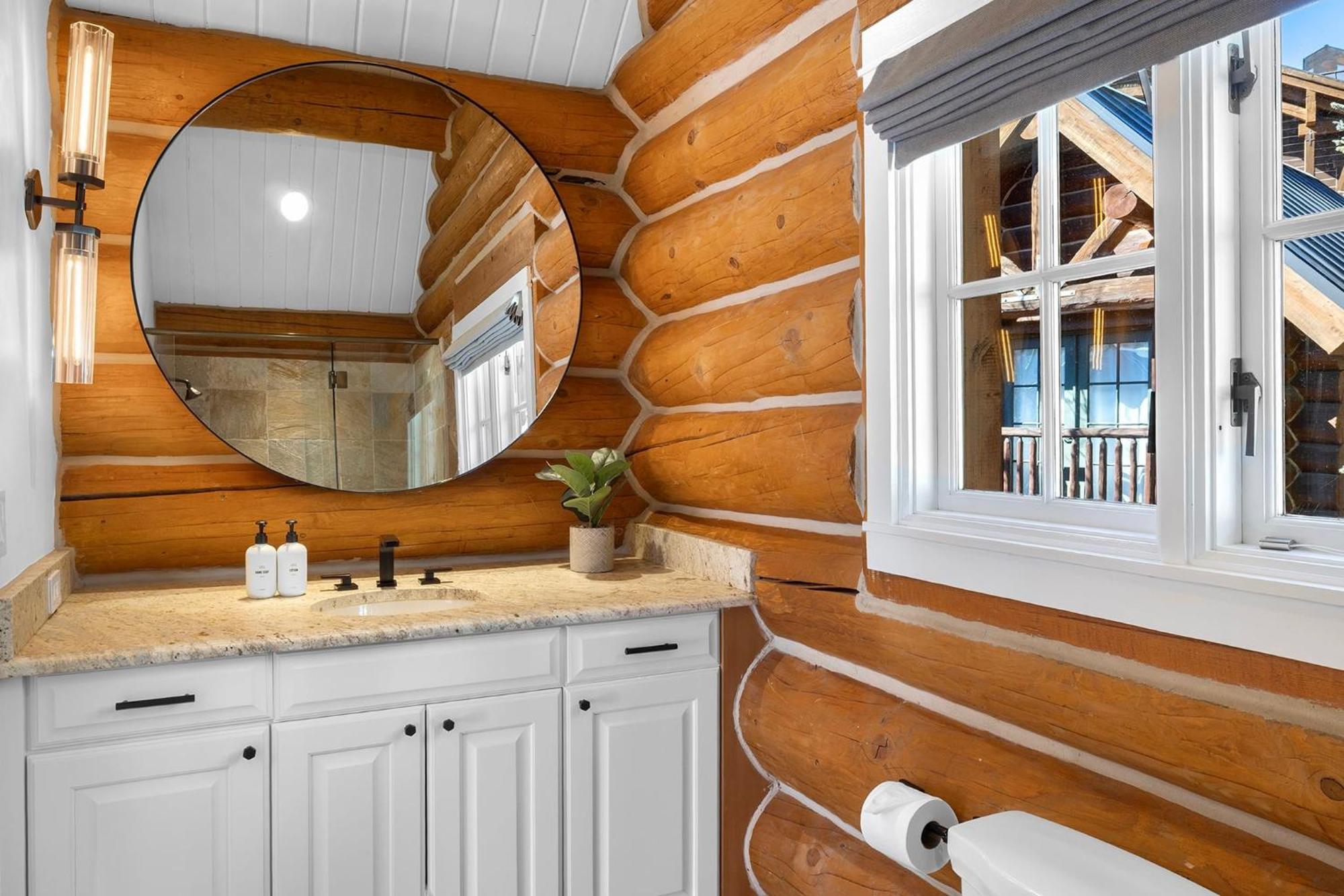 New! Chic European Style Cabin, Short Walk To Telluride