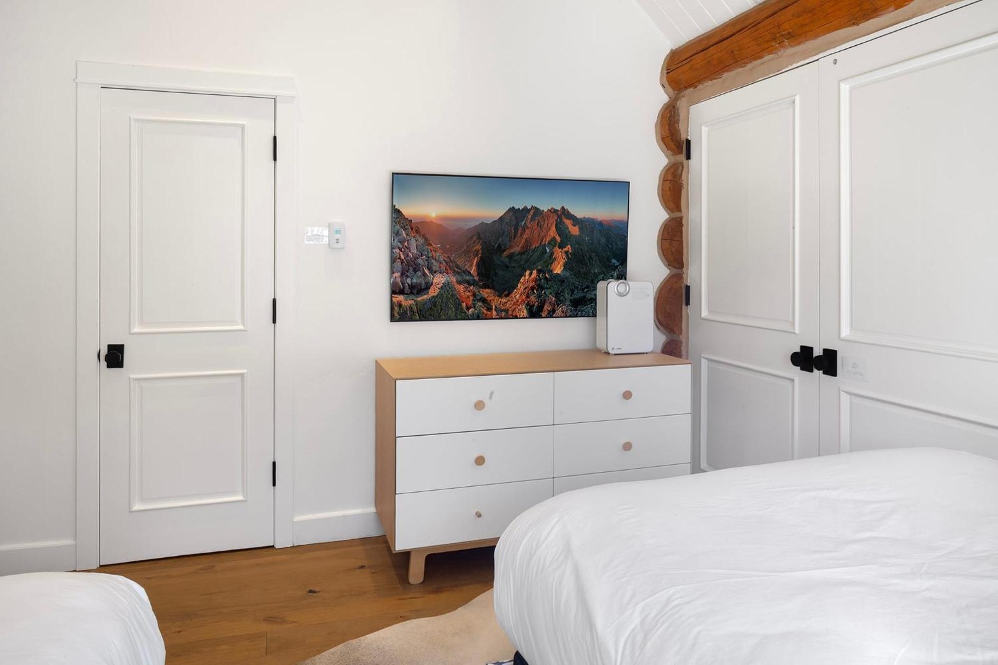 New! Chic European Style Cabin, Short Walk To *