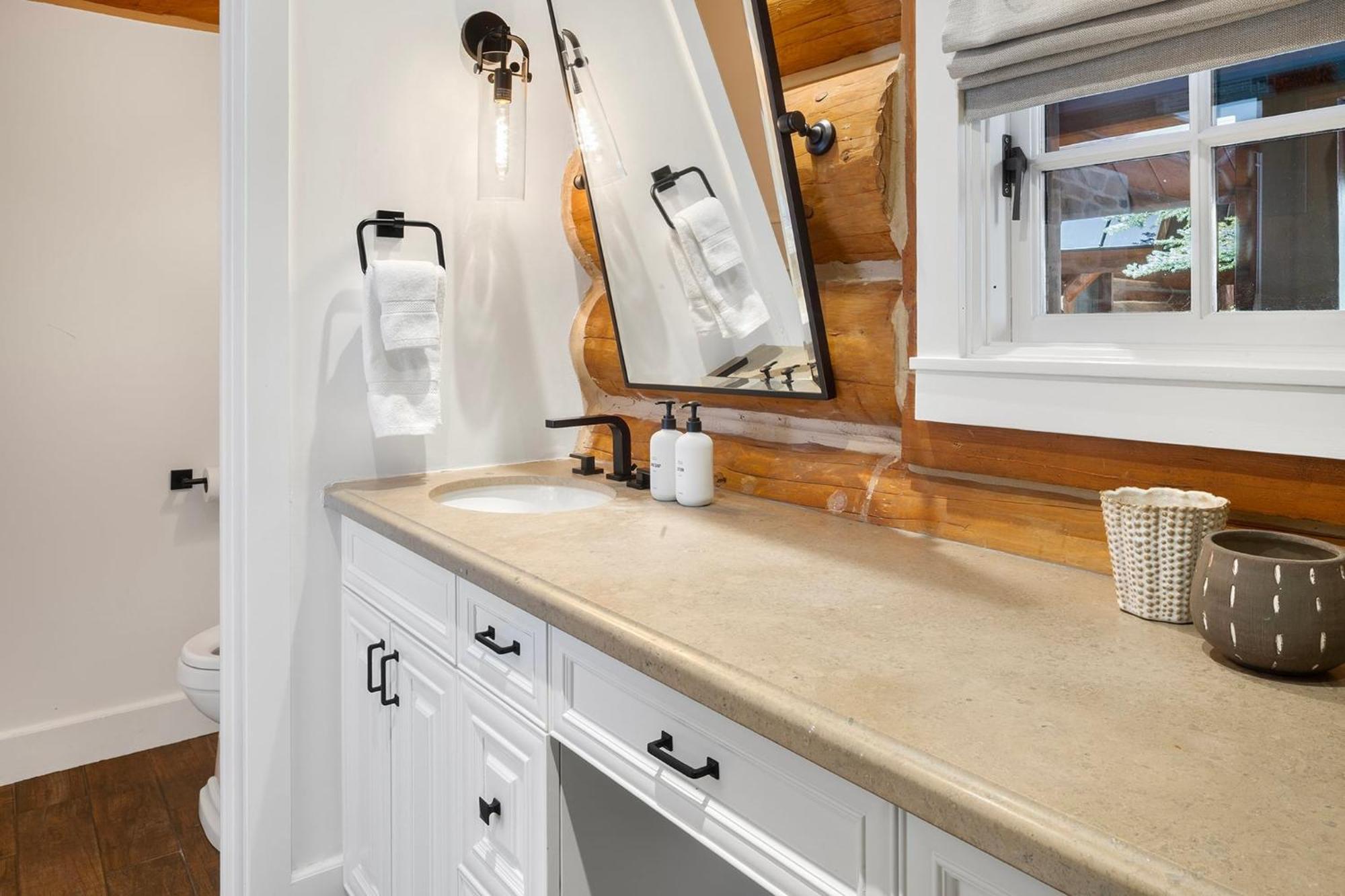 New! Chic European Style Cabin, Short Walk To * Telluride