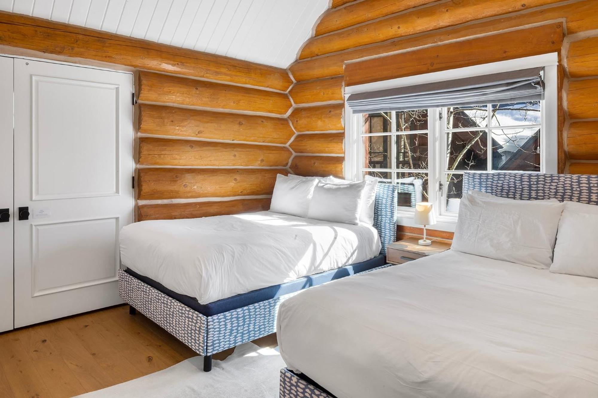 Holiday home New! Chic European Style Cabin, Short Walk To *