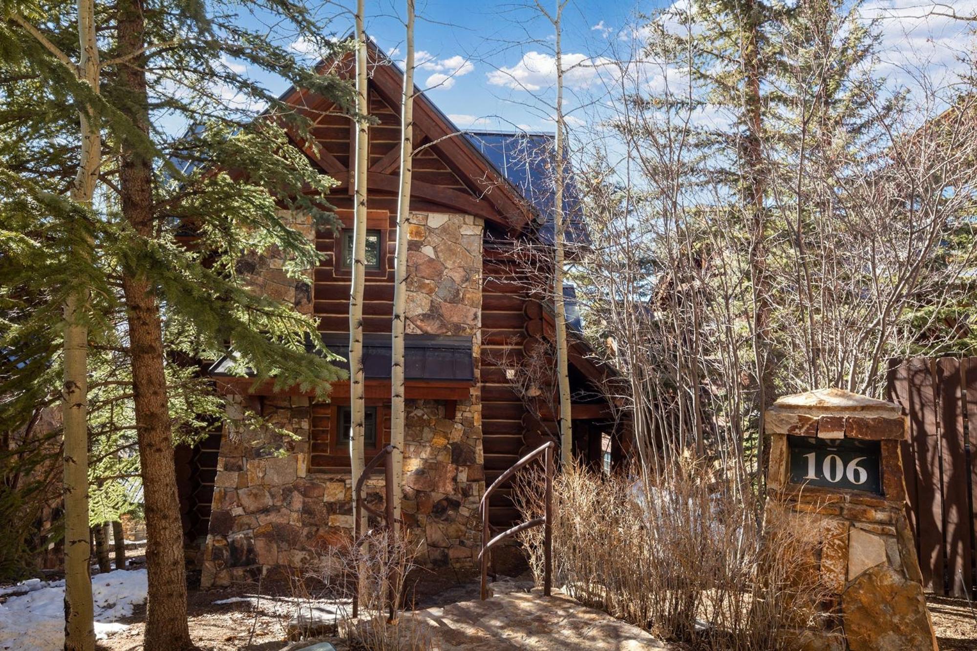 Holiday home New! Chic European Style Cabin, Short Walk To *