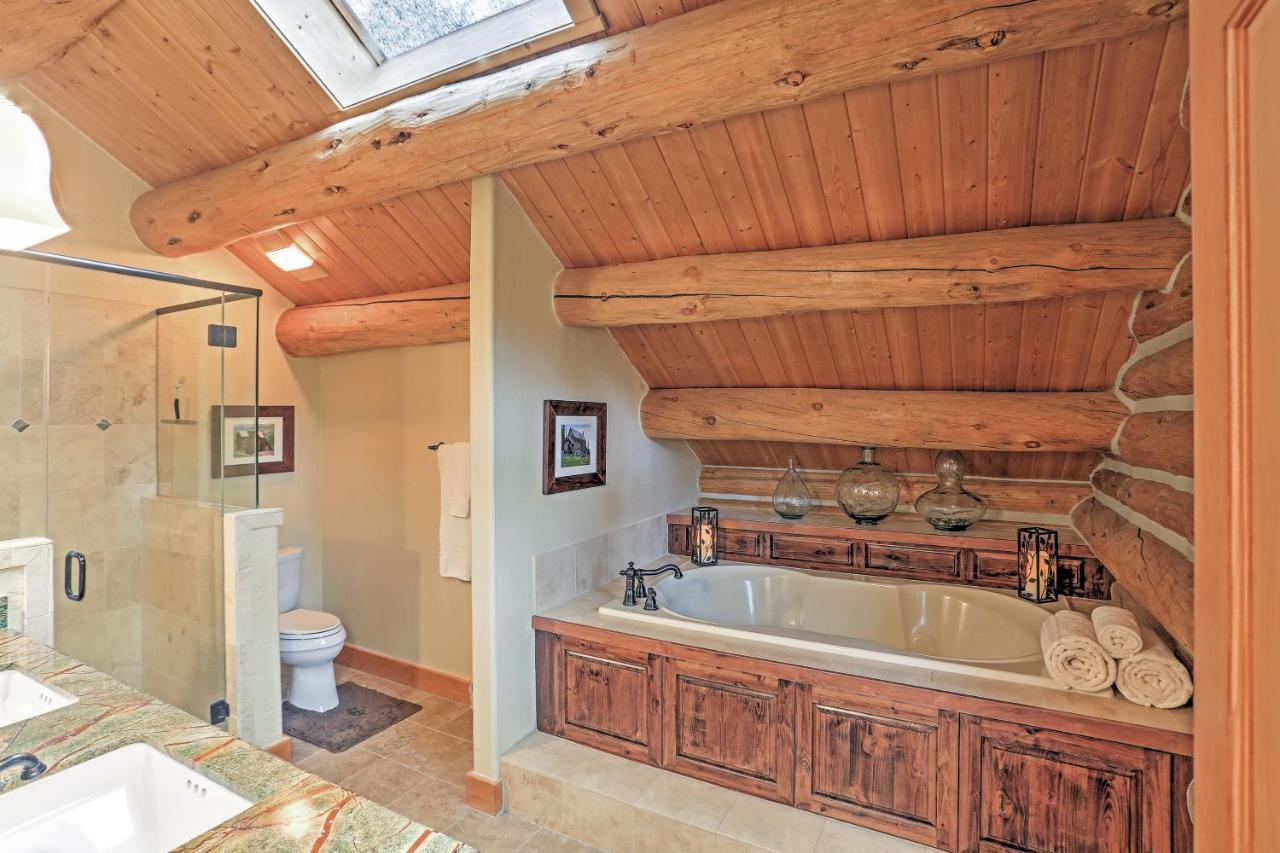Holiday home Ski-inandski-out With Deck And Hot Tub!