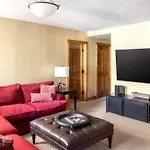 Villa Bear - Modern Log At Easy Ski-in-out Location *