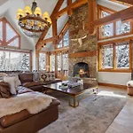 Mountain Village Retreat With Hot Tub Sauna & Views